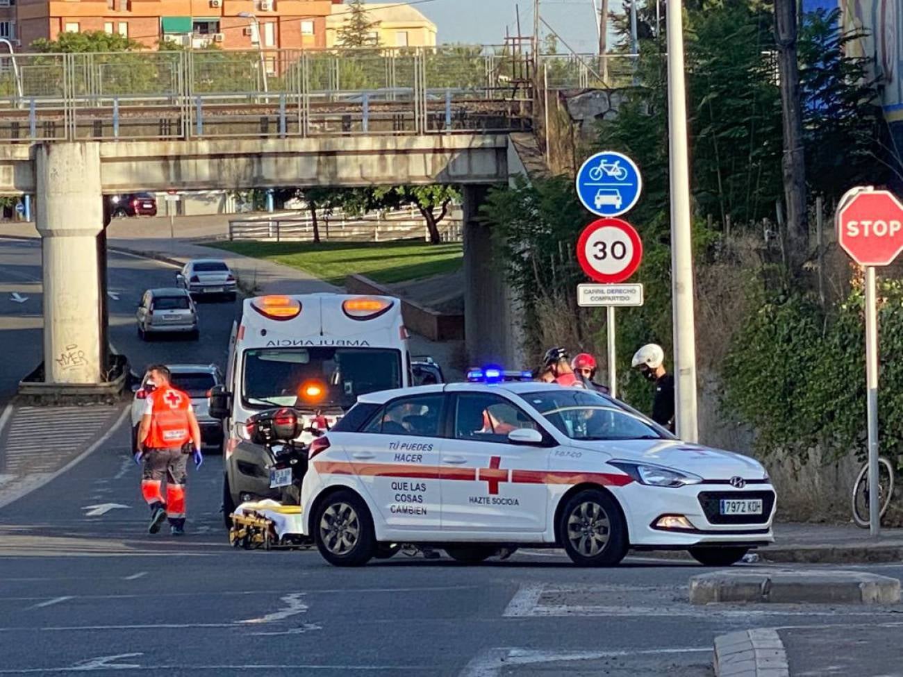 Evacuado al Hospital Reina Sofía un motorista tras sufrir una caída en Chinales
