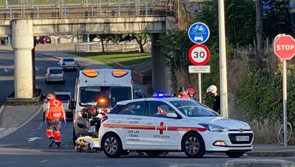 Evacuado al Hospital Reina Sofía un motorista tras sufrir una caída en Chinales