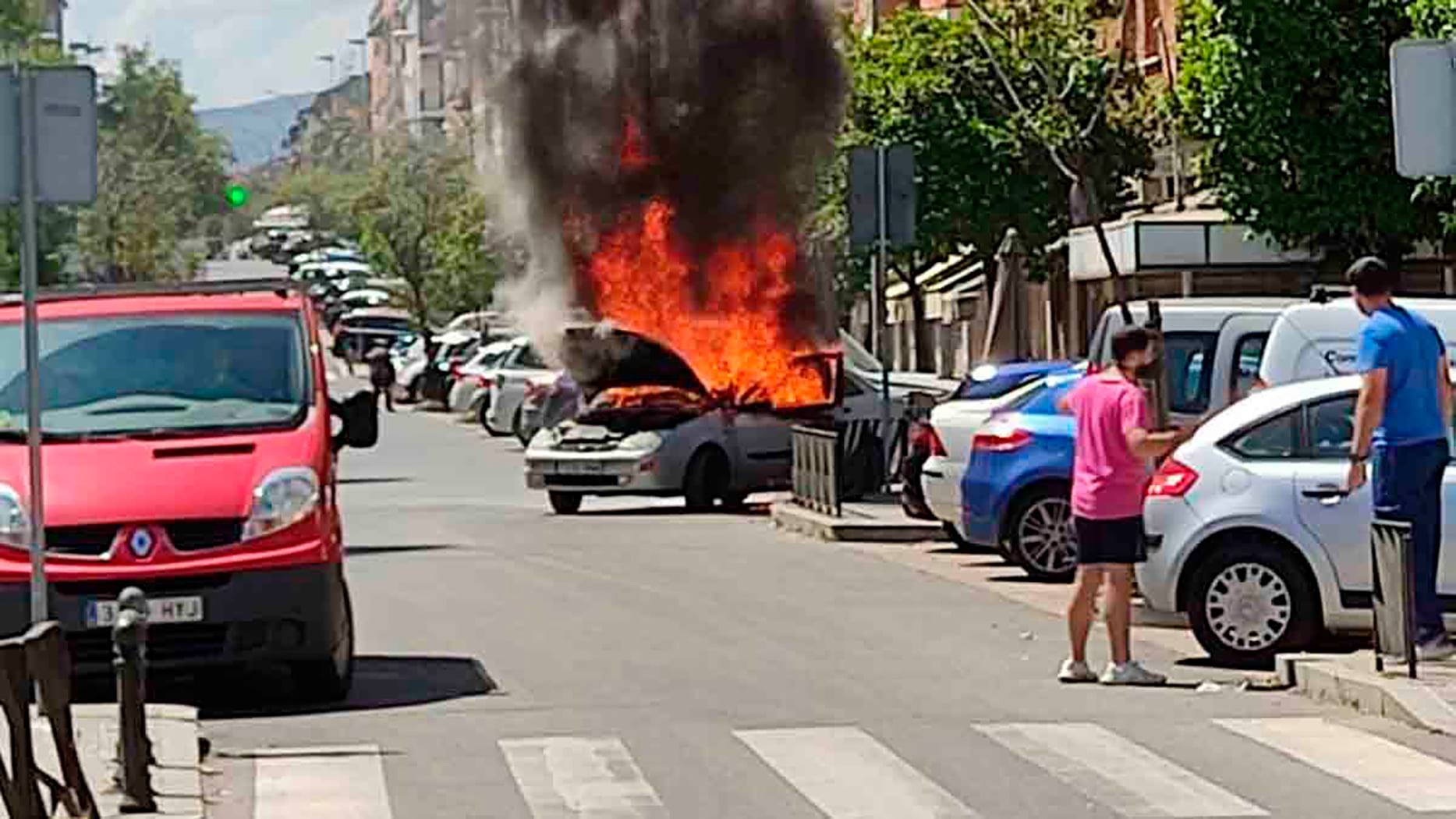 En llamas un coche en pleno barrio de Fátima