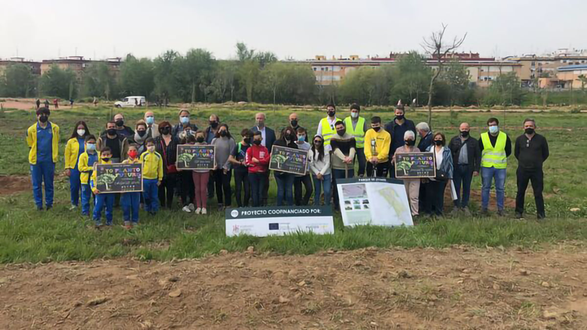 Escolares de Fátima participan en la plantación de árboles del Parque de Levante