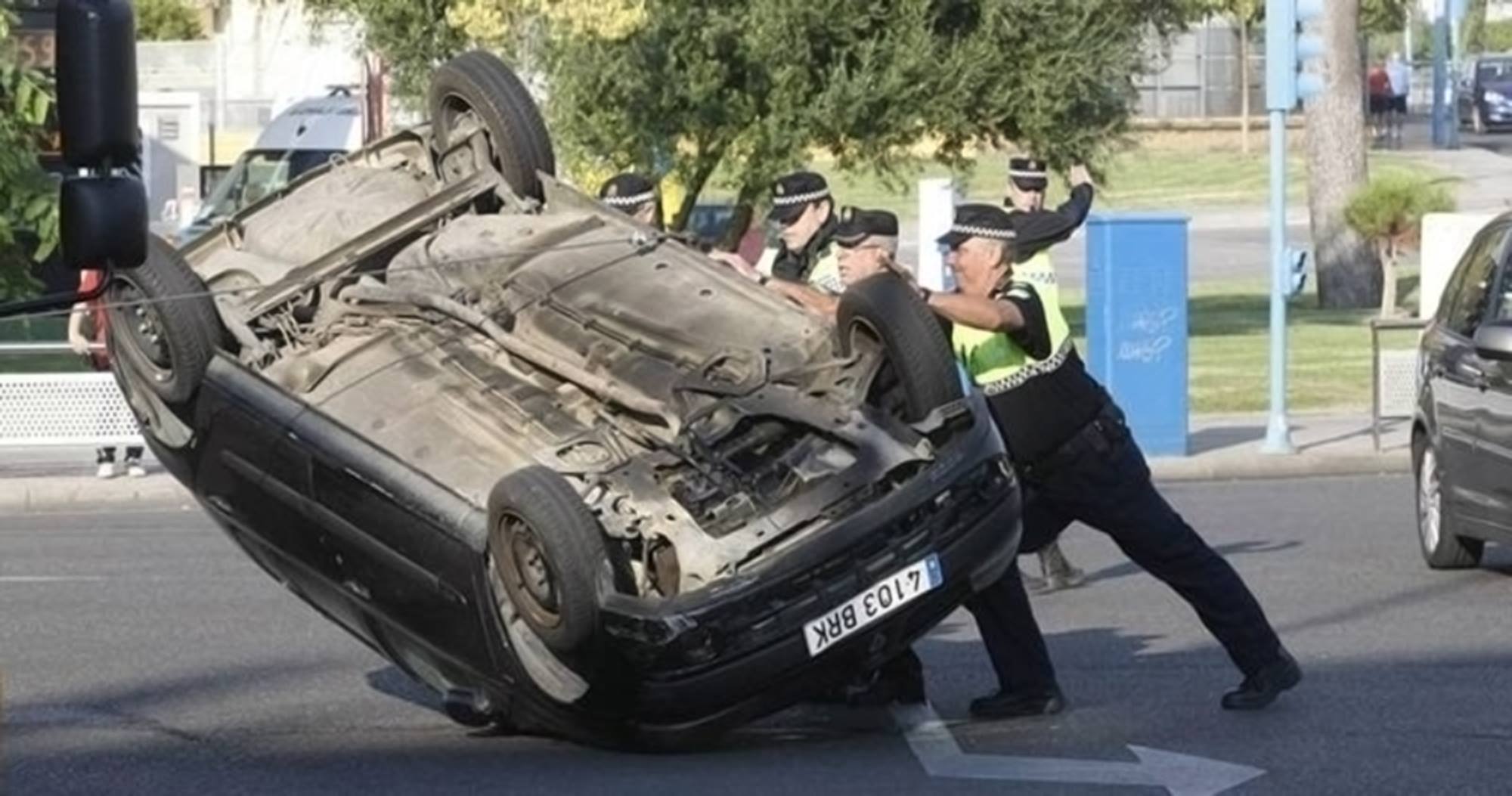 Un herido leve tras el vuelco de un automóvil