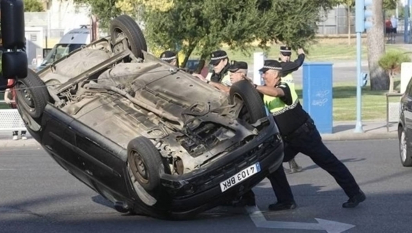 Un herido leve tras el vuelco de un automóvil