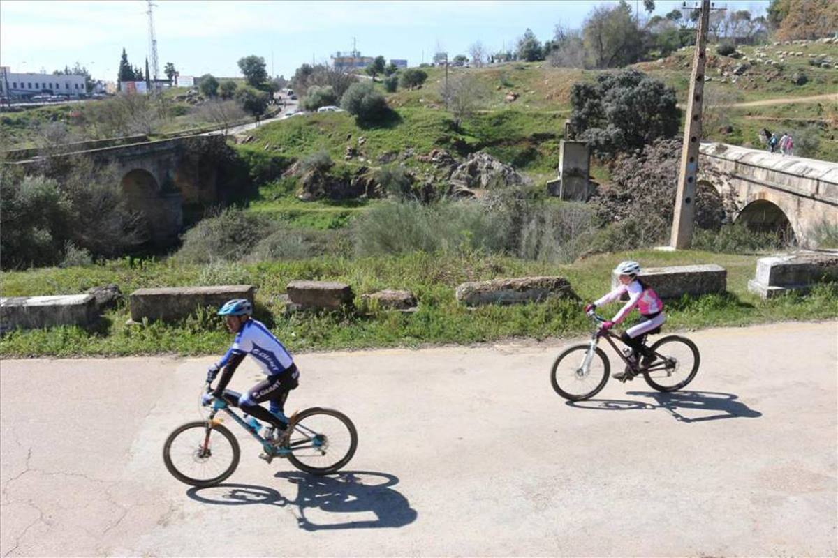 Herido con pronóstico leve un joven ciclista al caer por un desnivel