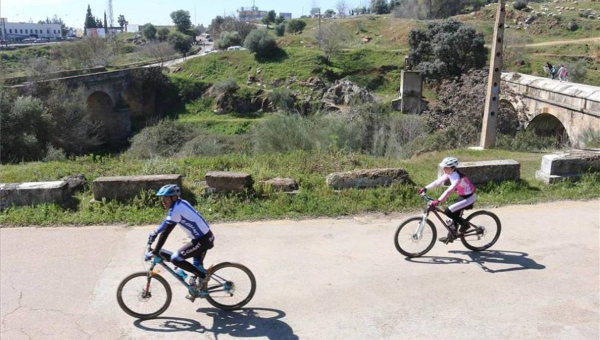 Herido con pronóstico leve un joven ciclista al caer por un desnivel