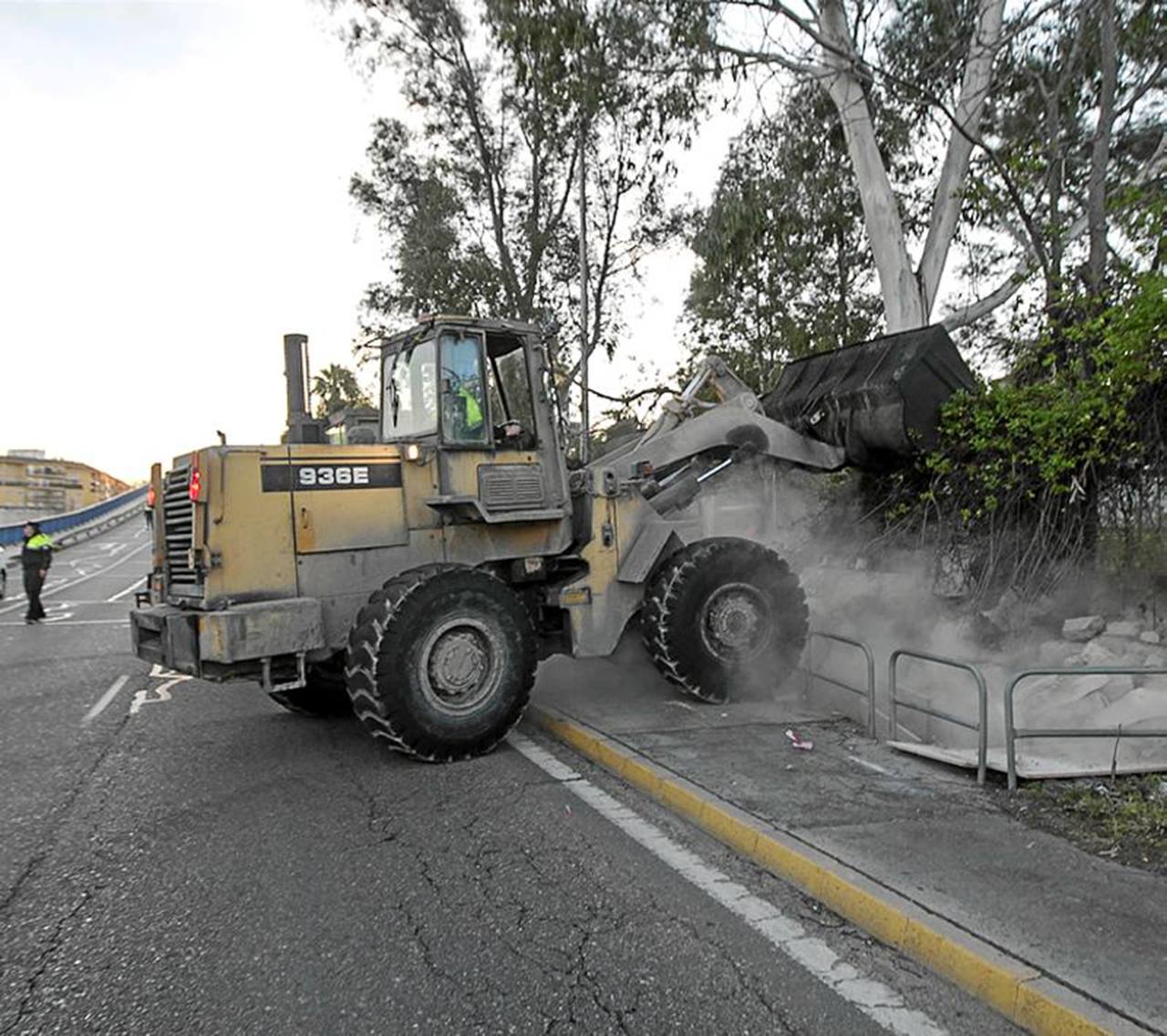 Tiran un muro de Cosmos por riesgo de derrumbe