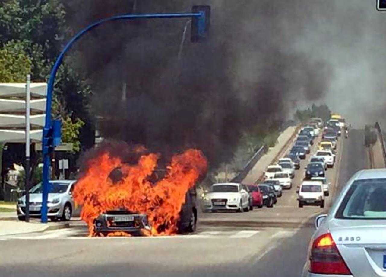 Una furgoneta arde en Chinales en hora punta