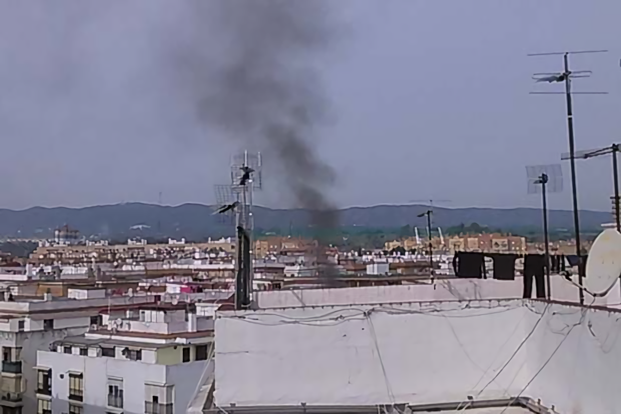 Los bomberos intervienen en el incendio de un piso en Fátima