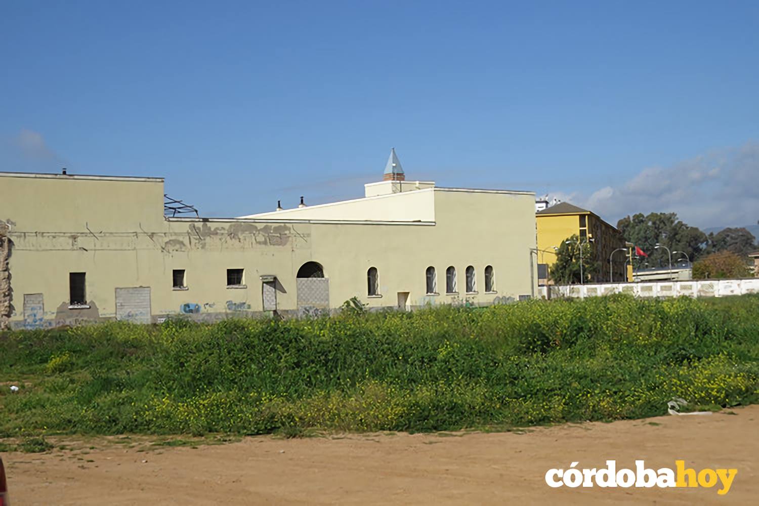 ¿Y detrás del centro cívico, una piscina?