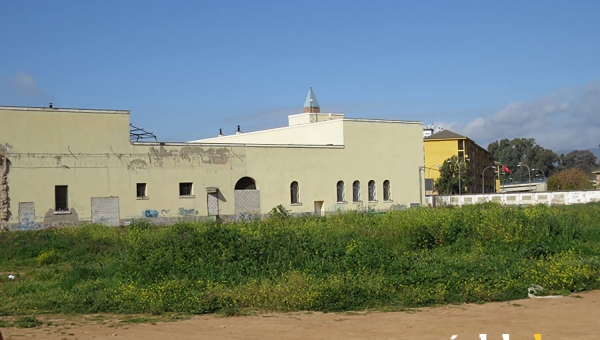 ¿Y detrás del centro cívico, una piscina?