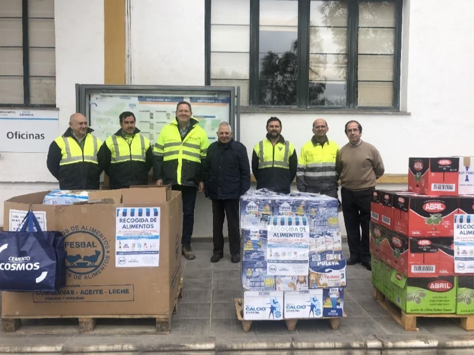 Cosmos dona 740 kilos de comida y 900 euros en aceite al Banco de Alimentos Medina Azahara
