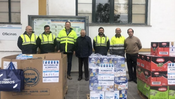 Cosmos dona 740 kilos de comida y 900 euros en aceite al Banco de Alimentos Medina Azahara