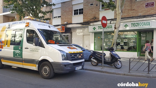 Una mujer afectada por inhalación de humo en Carlos III