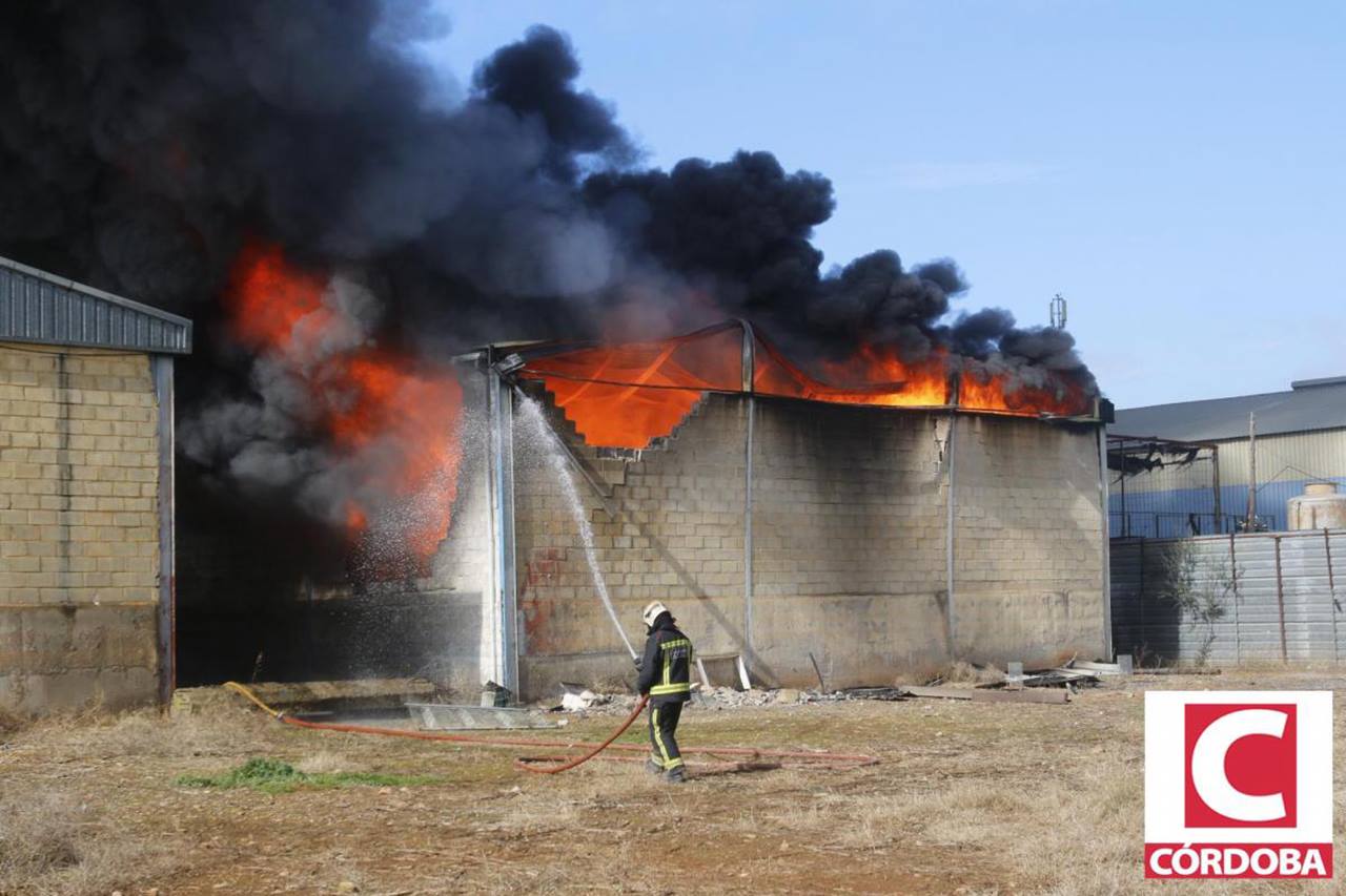 Los bomberos empiezan a controlar el incendio en la nave de Las Quemadas