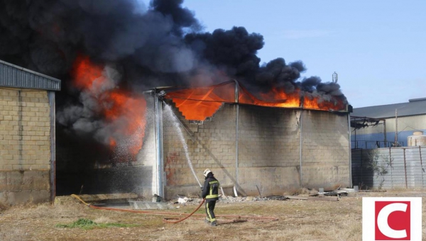 Los bomberos empiezan a controlar el incendio en la nave de Las Quemadas