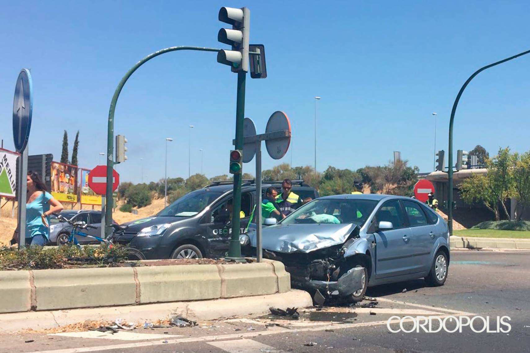 Un turismo se empotra contra la mediana junto al Carrefour Zahira