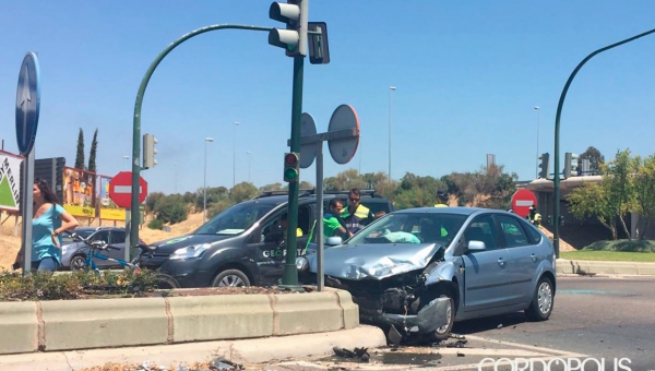 Un turismo se empotra contra la mediana junto al Carrefour Zahira