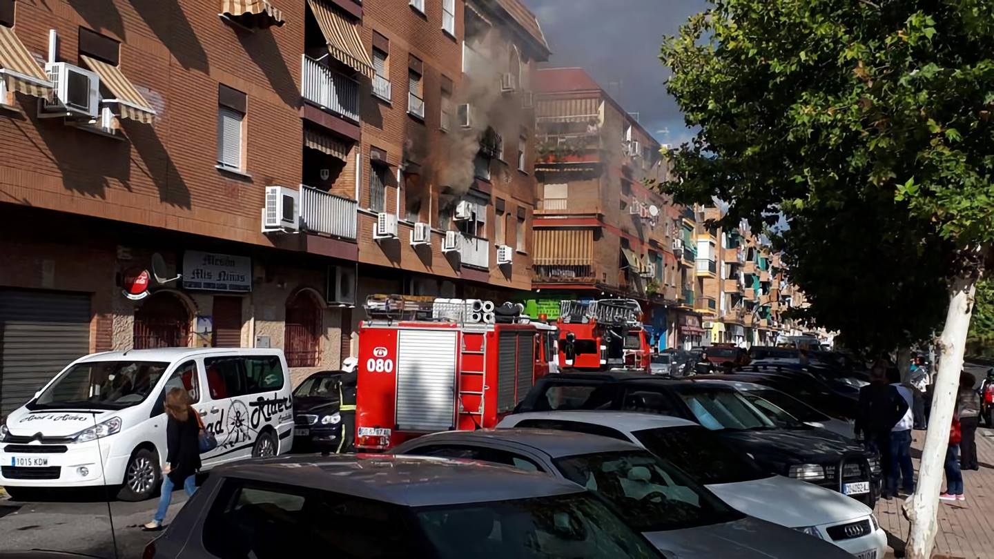 Los bomberos intervienen en el incendio de un piso en la avenida de Libia