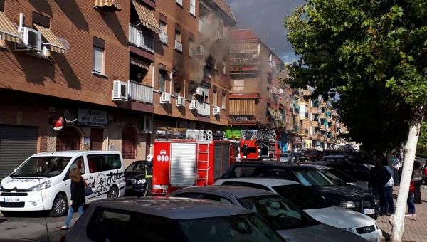 Los bomberos intervienen en el incendio de un piso en la avenida de Libia