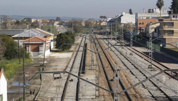 Un hombre se ha arrojado a las 18:00 horas a las vías de la línea férrea