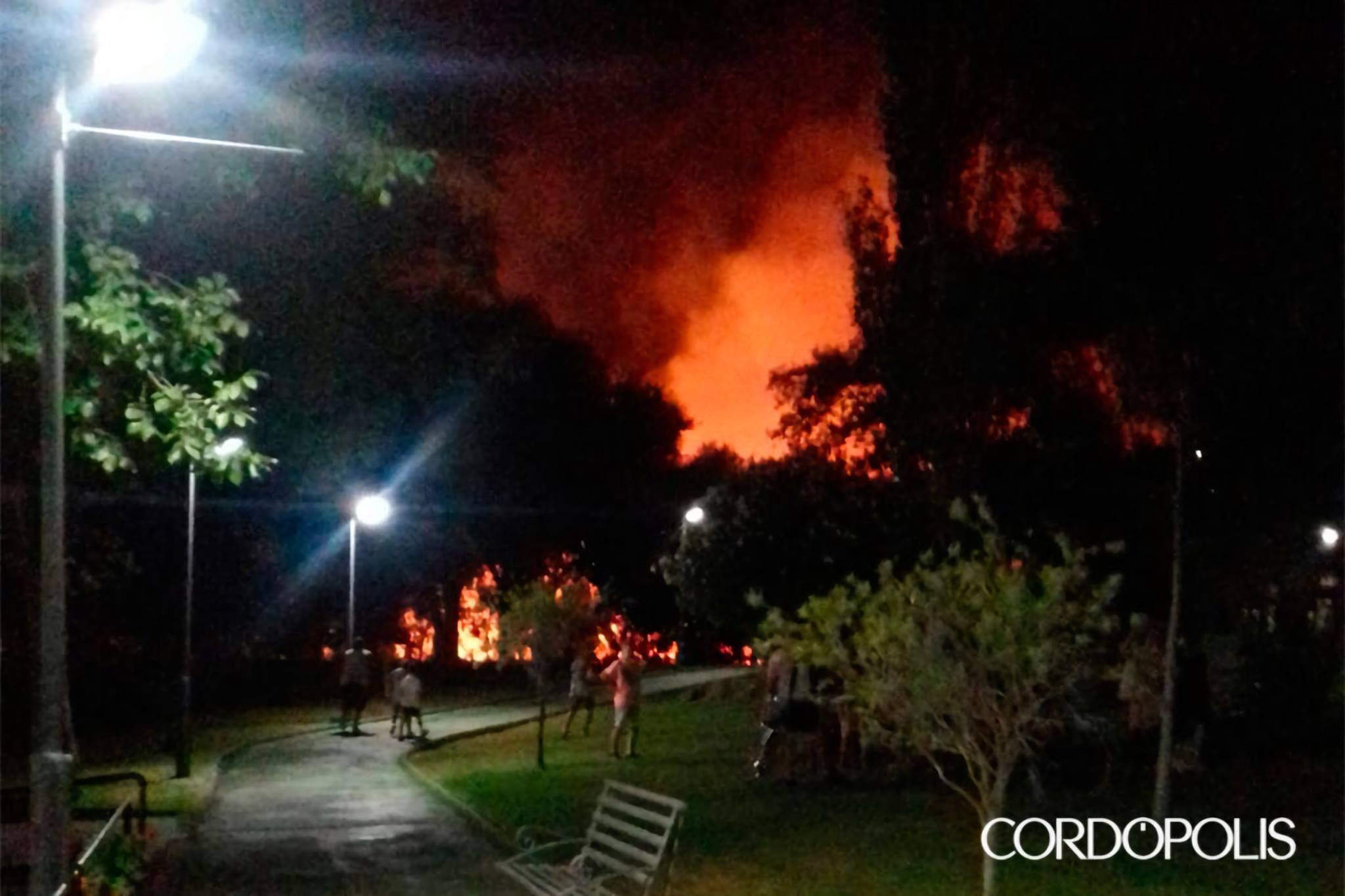 Un incendio de pastos provoca el desalojo del Club Mirabueno