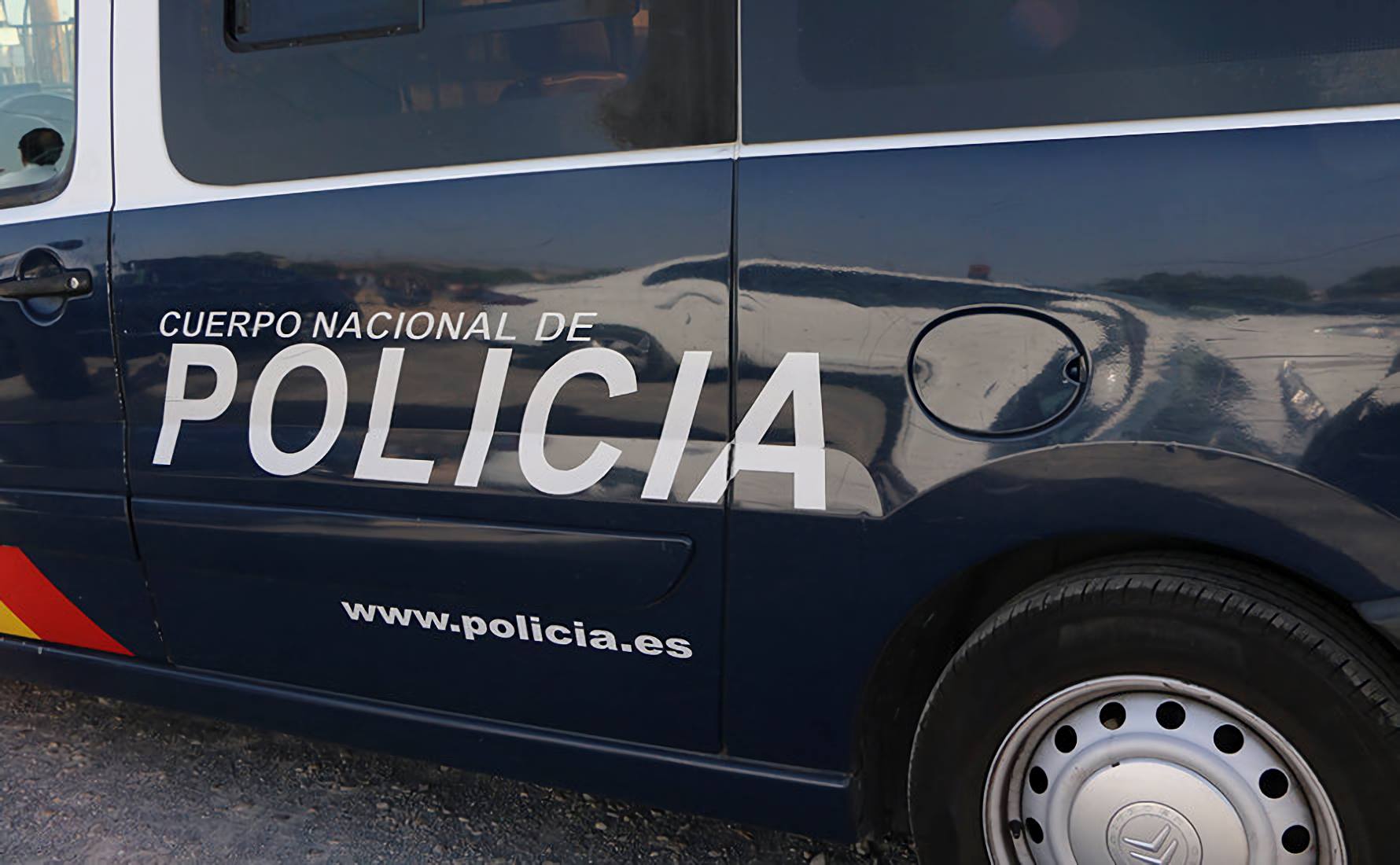 La Policía sorprende a un ladrón dentro de un local mientras robaba en Levante