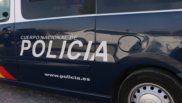 La Policía sorprende a un ladrón dentro de un local mientras robaba en Levante