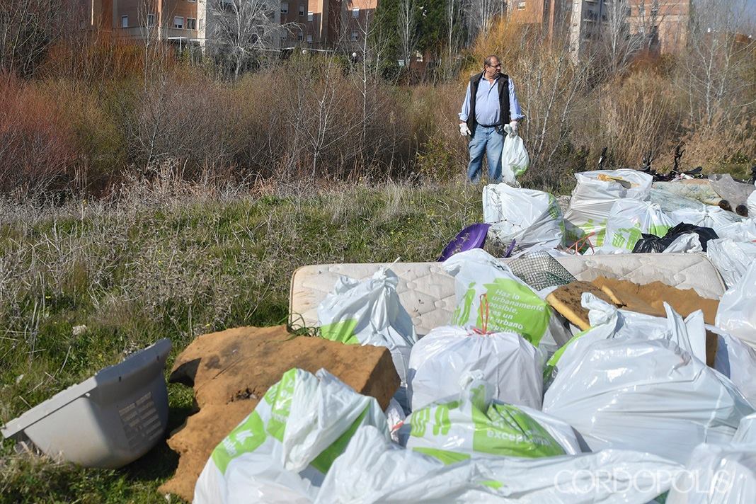 Sacan colchones, frigoríficos y televisiones en la limpieza del arroyo Pedroches