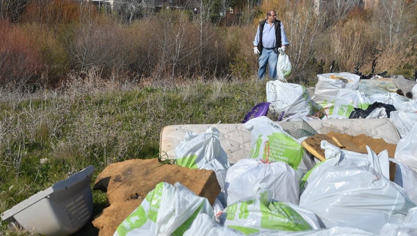 Sacan colchones, frigoríficos y televisiones en la limpieza del arroyo Pedroches