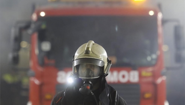 Los bomberos apagan un incendio de neumáticos, basura y enseres en el polígono Pedroches