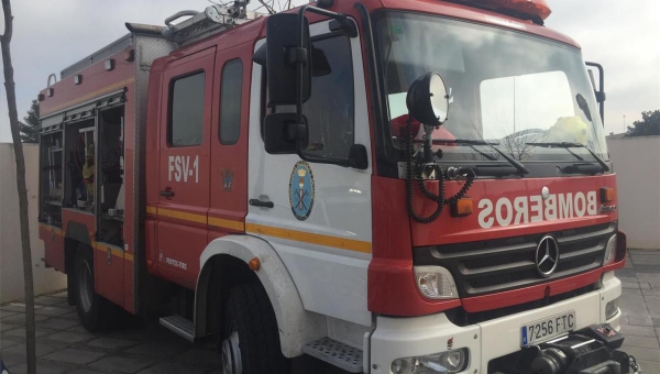 Los bomberos sofocan un incendio de pastos en las cocheras de Aucorsa