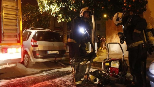 El incendio de tres contenedores quema tres coches en Levante (calle Arcos de la Frontera)
