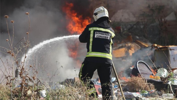 Un fuego arrasa dos almiares de paja, un camión y dos remolques en la Campiñuela Baja