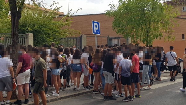 Tumulto para entrar al instituto Gran Capitán