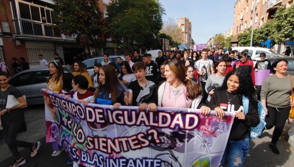El alumnado de Fátima dice &quot;no al machismo&quot; en una marcha callejera