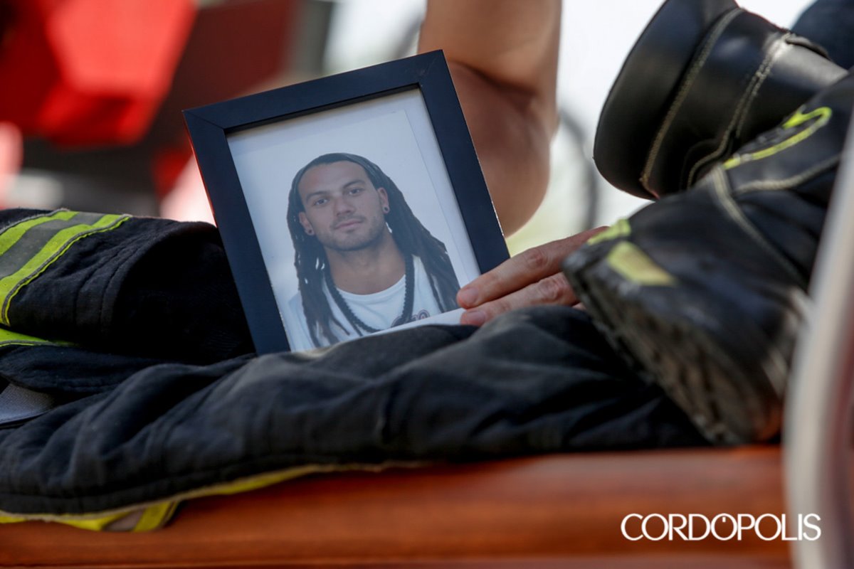Emoción y homenaje en la despedida de Nicolás de sus compañeros bomberos de Córdoba
