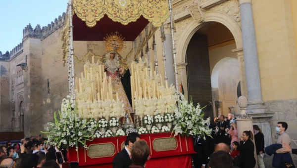 La Virgen de la O regresa en una triunfal procesión al barrio de Fátima