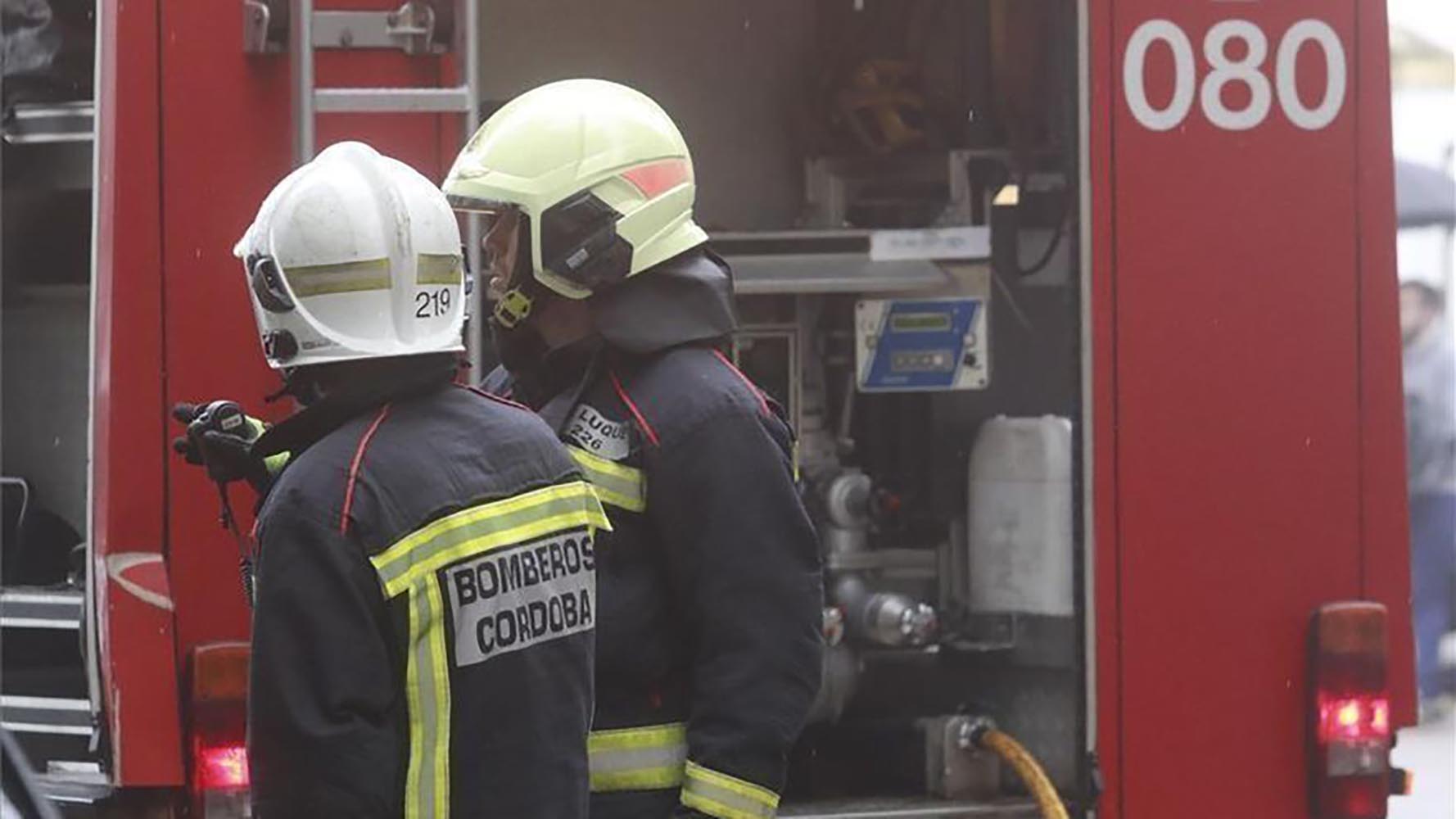 Los bomberos de Córdoba rescatan a tres personas atrapadas en un ascensor en Fátima