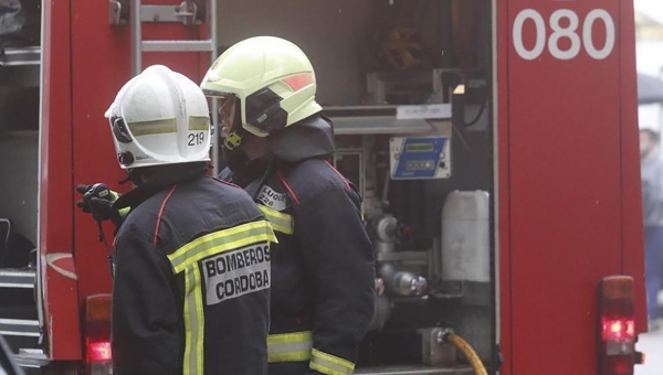 Los bomberos de Córdoba rescatan a tres personas atrapadas en un ascensor en Fátima