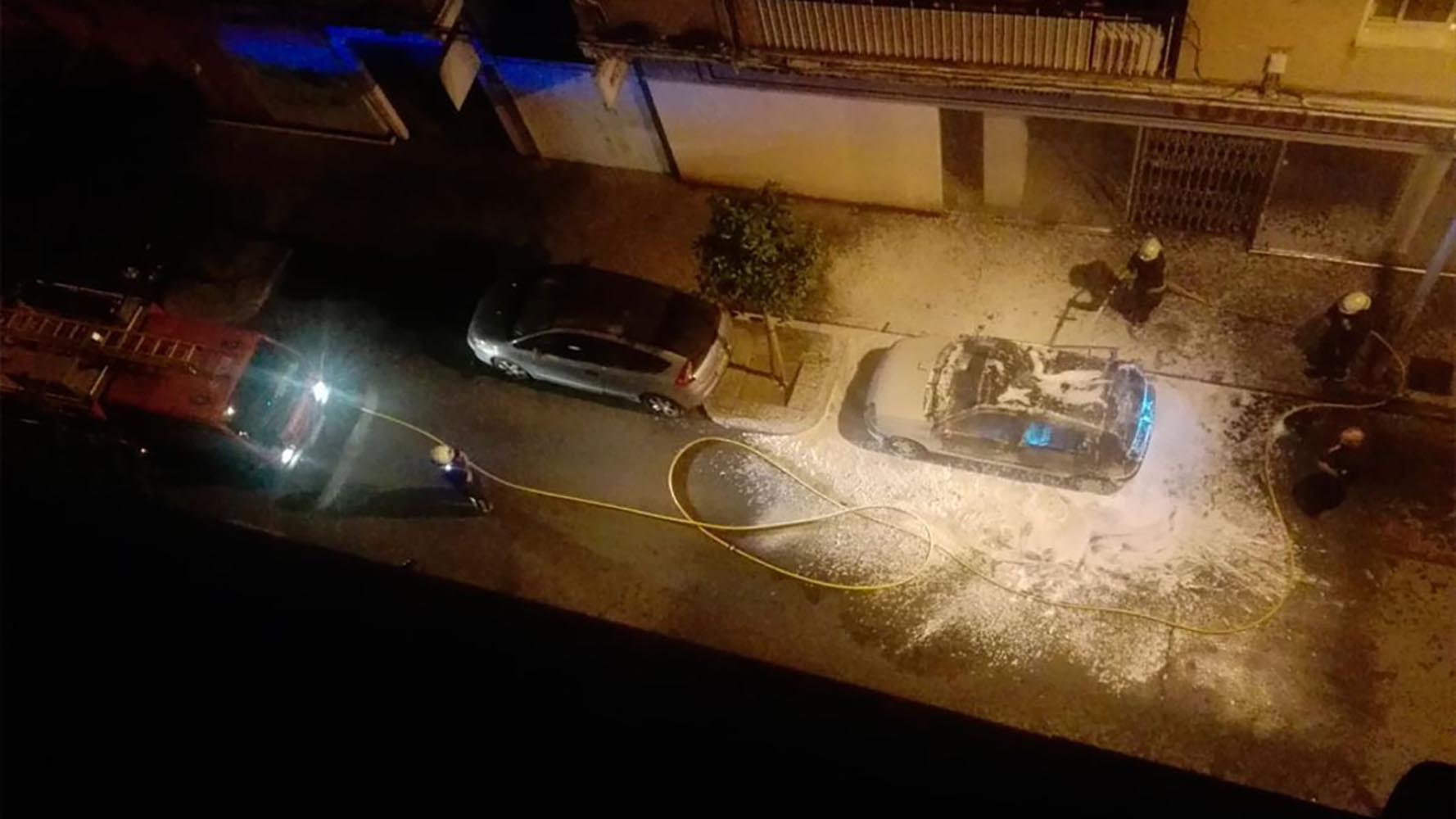 Arde un coche de madrugada en Córdoba