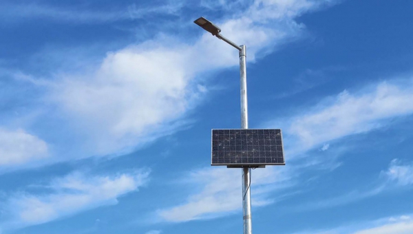 Urbanismo repondrá los paneles solares vandalizados en las farolas del Parque de Levante 