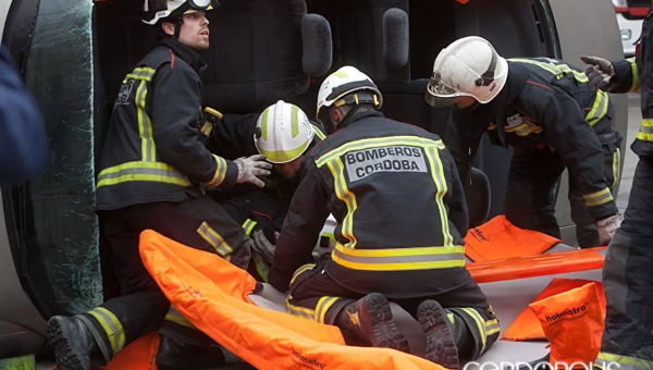 Un joven herido al volcar con su coche en la Avenida Carlos III