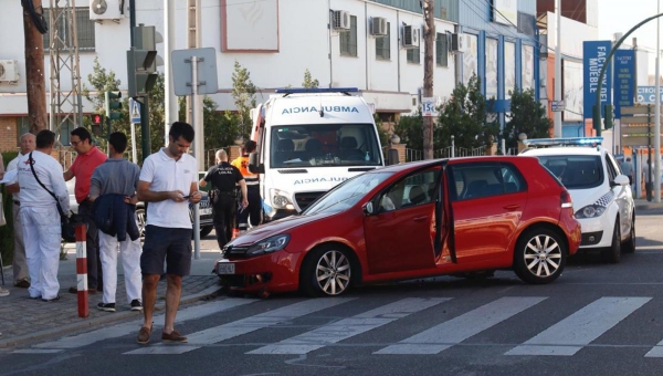 Aparatoso accidente entre dos coches en la avenida de Chinales