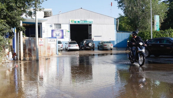 Una fuga de agua que dura más de 24 horas inunda varias naves del polígono de Chinales