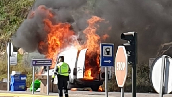 Importantes retenciones por un gran incendio de un vehículo en Chinales