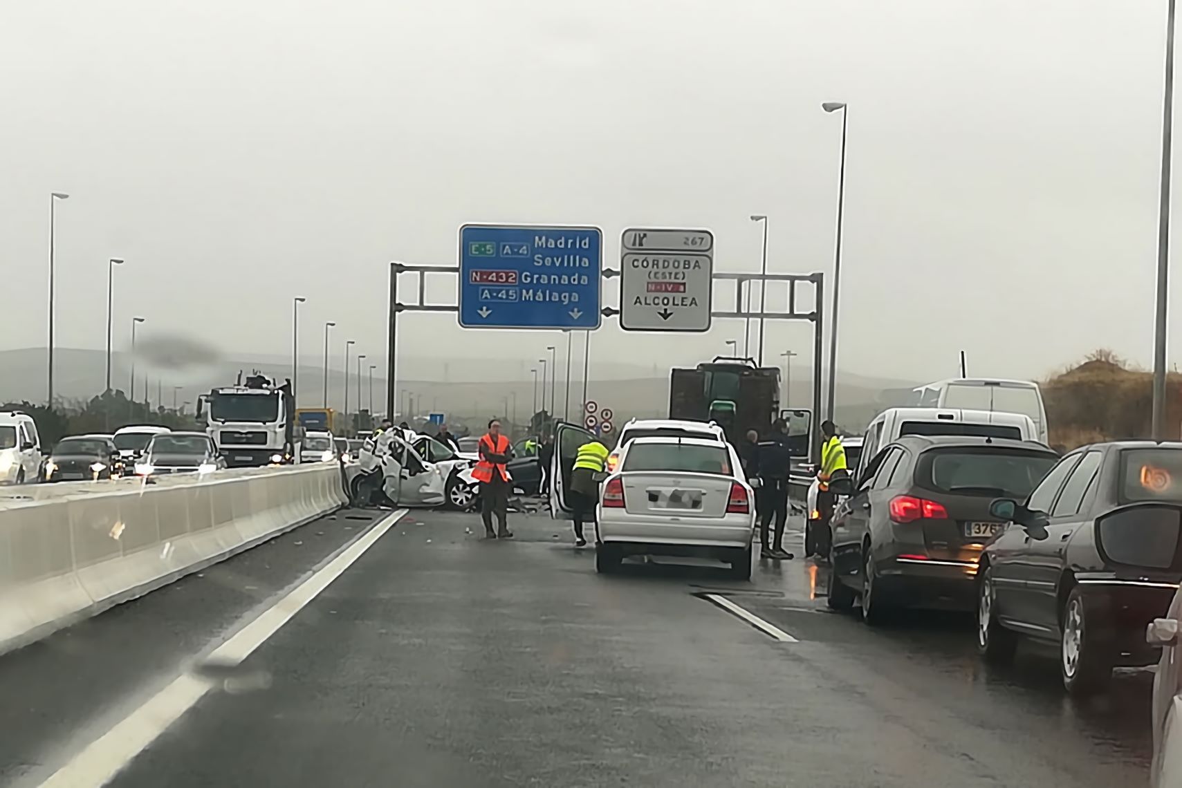 Accidente múltiple en la N-432 entre siete coches y un camión con cinco heridos graves