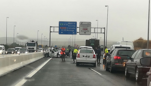 Accidente múltiple en la N-432 entre siete coches y un camión con cinco heridos graves