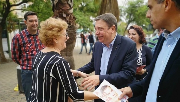 Luis Planas durante su paseo electoral por el barrio de Fátima