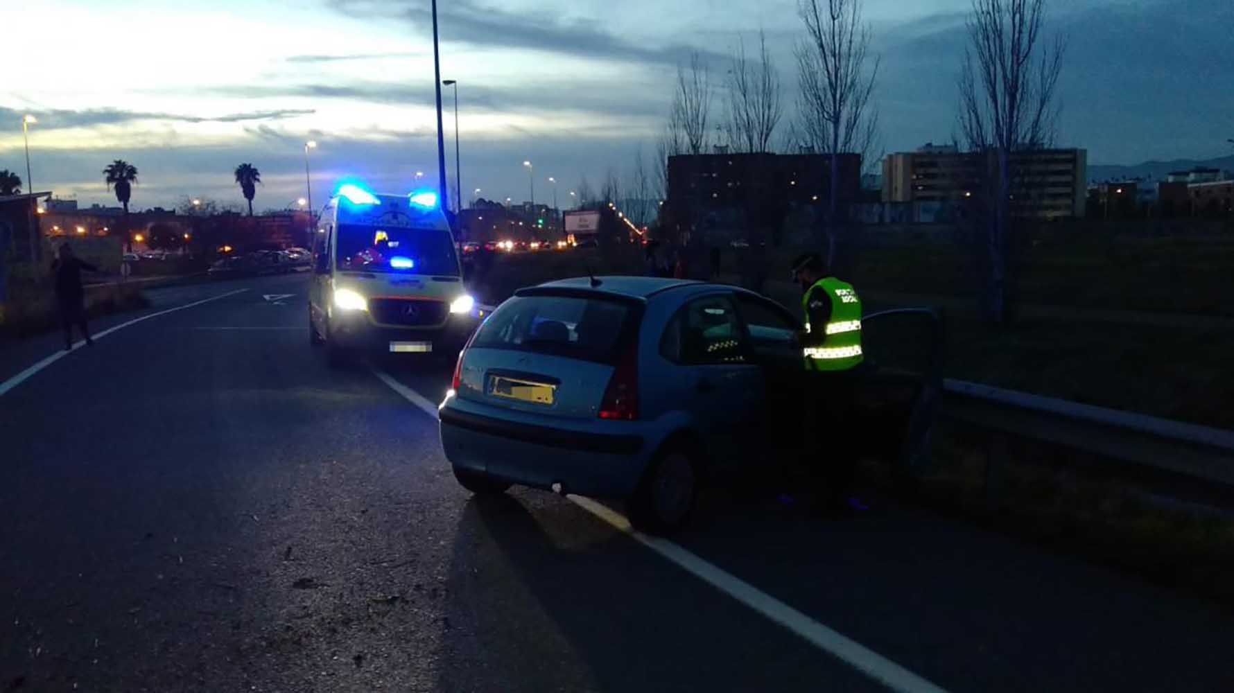 La salida de vía de un vehículo en la avenida de Carlos III provoca un herido leve