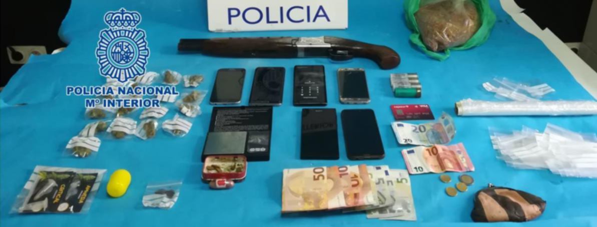 Detienen a tres personas cerca de Carlos III por drogas y tenencia de una recortada