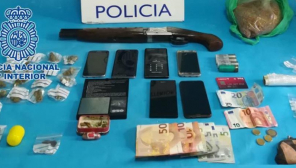 Detienen a tres personas cerca de Carlos III por drogas y tenencia de una recortada